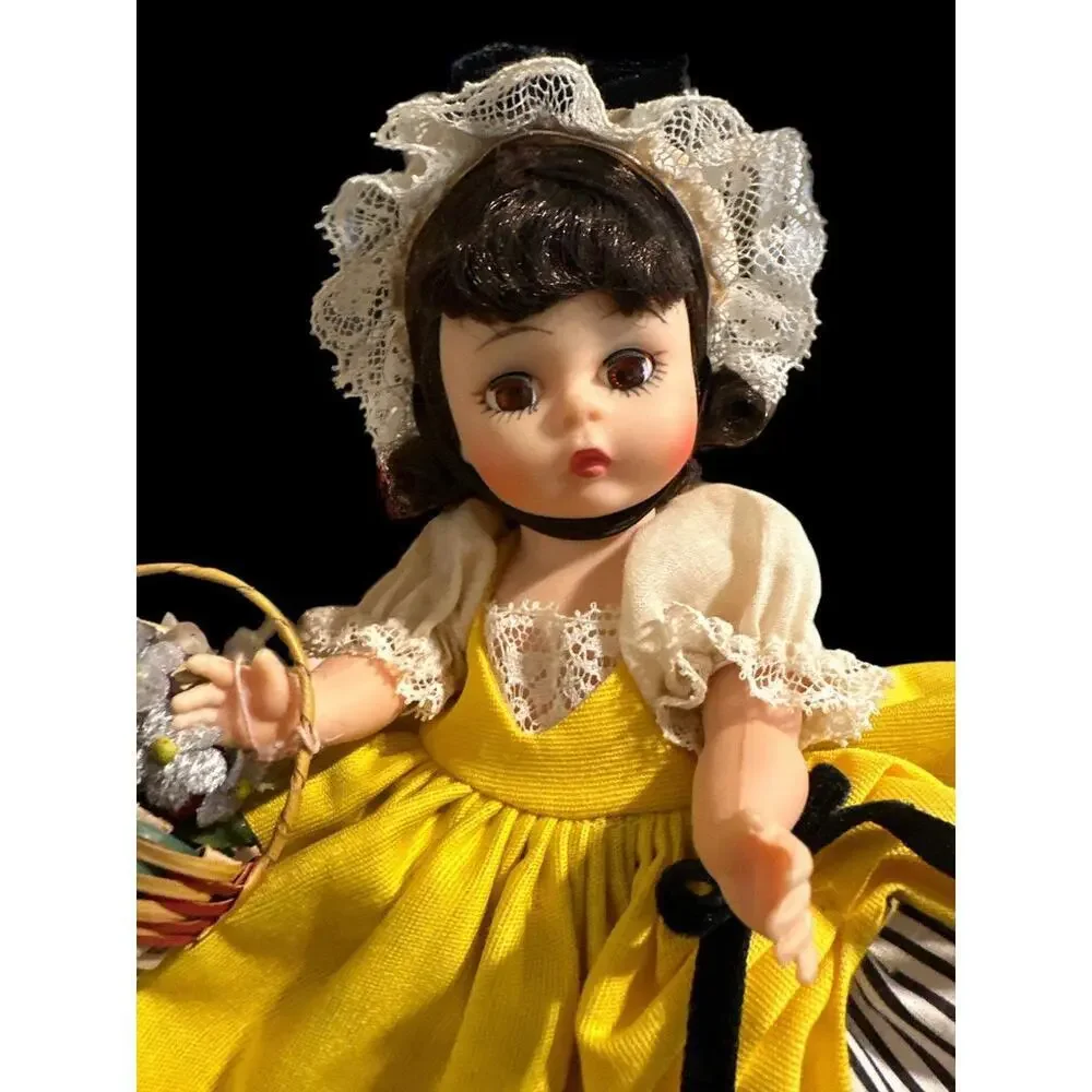 Doll French doll from the International  Madame Alexander  in amazing condition.